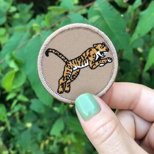 Leaping Leopard Patch (165) 2 Inch Diameter Embroidered Patch