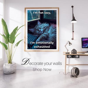 Plakat „Nie jestem leniwy, emocjonalnie wyczerpany”, zabawna grafika ścienna z wypaleniem zawodowym Cat Trader, uroczy nadruk na klawiaturze śpiącego kota, prezent dla biura finansowego Lofi