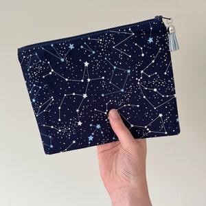 Pochette à glissière en tissu 100 % coton faite main | Pochette zippée | Trousse à maquillage | Pochette de rangement | Cadeau | Sac de rangement zippé | Impression constellations