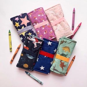 Rouleau de crayon fait main | Porte-crayons | Crayons de couleur inclus | Contient 8 crayons de couleur | Crayons de couleur pour enfants | Choix de tissus