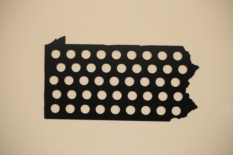 Peut inclure: Contour de l'&eacute;tat de Pennsylvanie en m&eacute;tal noir avec 42 trous ronds pour les capsules de bouteilles.
