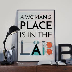 A Woman's Place is in the Lab // Digital Print // Feminist Science Sign // Lustiger Science Print // Geschenk für Nerd // Professor Geschenk
