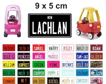 Plaque d'immatriculation personnalisée pour le coupé Cosy : plaque personnalisée pour véhicule porteur (90 x 50 mm) ** BANDES ADHÉSIVES ** Convient aux petits tykes
