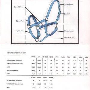 Puede incluir: Un diagrama que muestra las partes de un cabezada para caballos, incluyendo la pieza de la corona, la correa de la garganta, la pieza de la nariz, la pieza de la mejilla y la pieza de la barbilla. La cabezada es azul con un patr&oacute;n de leopardo blanco y negro. Las medidas para diferentes tama&ntilde;os de caballos se enumeran en una tabla debajo del diagrama.
