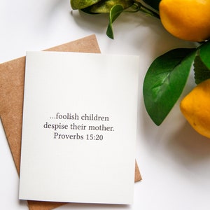 Tarjeta divertida del Día de la Madre del Versículo Bíblico / Tarjeta del Día de la Madre del Versículo Bíblico / Tarjeta divertida del Día de la Madre / Mamá no crió ningún tonto