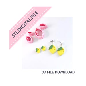 Puede incluir: Tres moldes de plástico rosa para hacer pendientes en forma de limón. Los moldes tienen forma de limón, hoja y círculo pequeño. Se muestran dos pares de pendientes en forma de limón, un par es más grande que el otro. Los pendientes son amarillos con hojas verdes y están hechos de arcilla polimérica. El texto "STL DIGITAL FILE" está en una pancarta rosa en la esquina superior izquierda de la imagen. El texto "3D FILE DOWNLOAD" está en la parte inferior de la imagen.