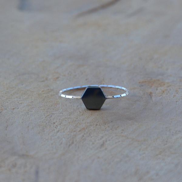 Bague chaîne minimaliste hexagone pierre hématite noire argent 925 ultra fine