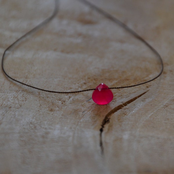 Collier minimaliste fil de soie cœur quartz pop rose fushia gold filled 14 K personnalisable