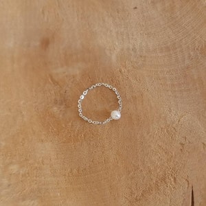 Bague chaîne minimaliste perle de culture naturelle blanche argent 925 image 1