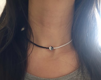 Collier minimaliste en fil de soie noir et perles de rocaille Pendentif de nacre naturelle Yin et Yang - Apprêts en argent massif 925