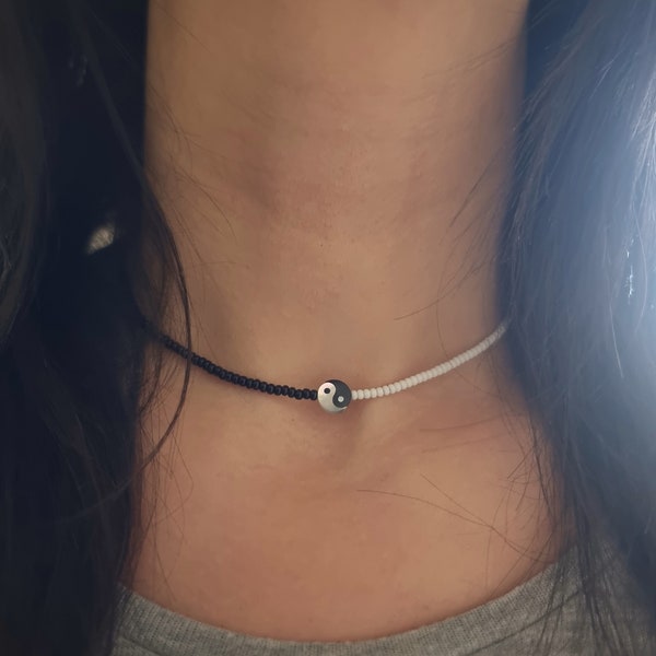 Collier minimaliste en fil de soie noir et perles de rocaille Pendentif de nacre naturelle Yin et Yang - Apprêts en argent massif 925