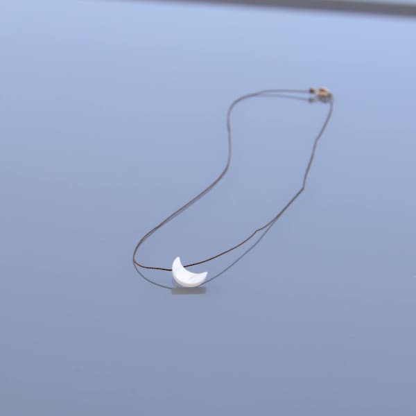 Collier minimaliste en fil de soie marron - Pendentif de nâcre naturelle forme lune - quartier demi lune fermoir gold filled 14k ZOUX125