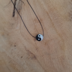 Collar minimalista en hilo de seda negro - Colgante de nácar natural, disco Yin y Yang - cierre y fornituras en plata maciza 925 ZOUX177