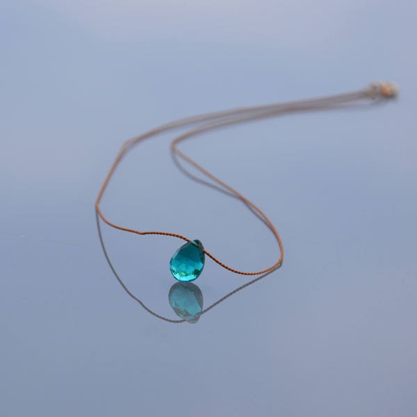 Collier ultra fin minimaliste fil soie marron pendentif briolette facette quartz naturel bleu vert paon forme poire personnalisable