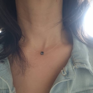 Collar minimalista hilo de pescar nailon transparente invisible pequeño cuadrado negro hematita plata 925 oro geométrico