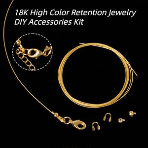 Könnte beinhalten: Ein DIY-Schmuck-Set mit goldfarbenen Komponenten, darunter Verschlüsse, Draht und kleine Perlen. Das Set enthält den Text "18K High Color Retention Jewelry DIY Accessories Kit" in weißen Buchstaben auf schwarzem Hintergrund. Die Komponenten sind vor schwarzem Hintergrund angeordnet.
