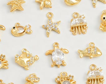Dijes de océano chapados en oro: estrellas de mar, medusas y tortugas marinas