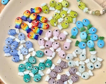 Conjunto de 2 contas de peixe esmaltadas, pingentes coloridos pintados à mão.
