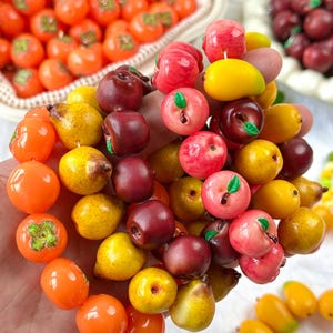 3 piezas de cuentas de resina con forma de frutas variadas: manzana, mango y pera. Accesorios para pulseras, collares y pendientes.