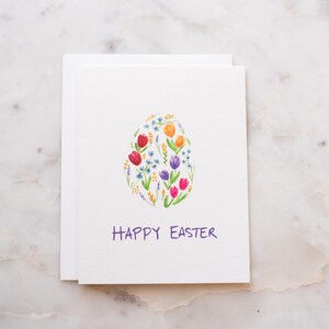 Tarjeta con huevo de flor de feliz Pascua