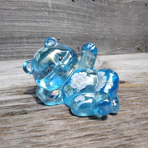 Oso azul iridiscente Fenton reclinado pintado a mano firmado S Hart.