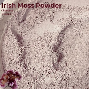 Könnte beinhalten: Nahaufnahme eines hellrosa Pulvers mit der Aufschrift "Irish Moss Powder Chondrus Crispus".