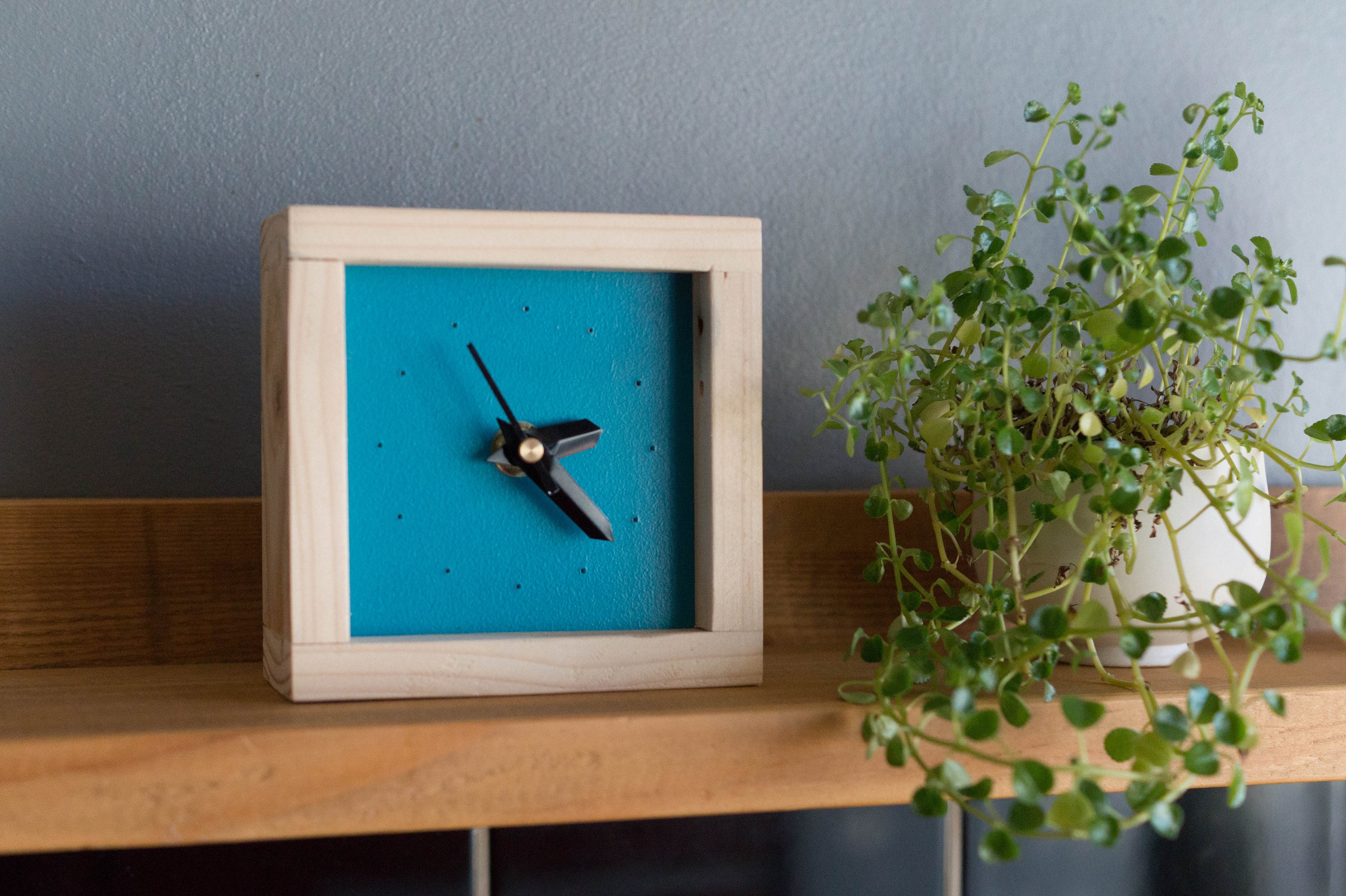 Mini Horloge en Bois, Bois Forme Carré, Recyclé, Silencieuse, Murale