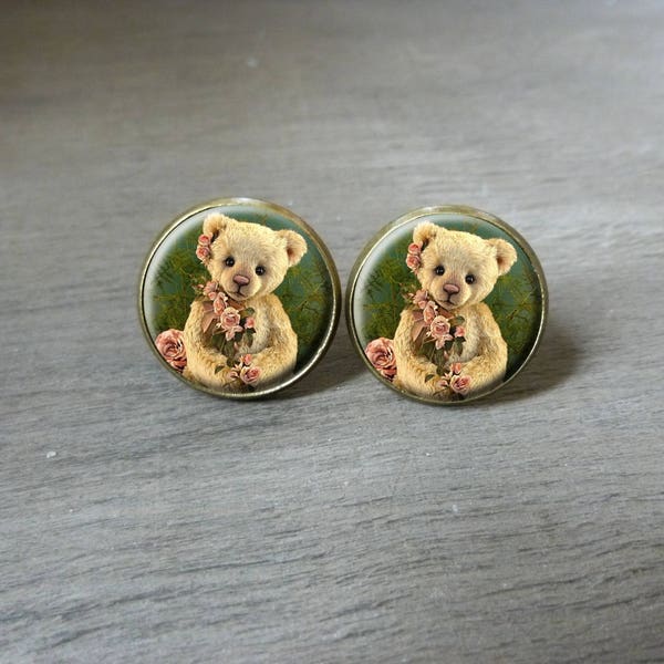 Boucles d'oreilles puces cabochon petit ourson  Boucles d’oreilles rétro vintage, Boucles d’oreilles cabochon romantique