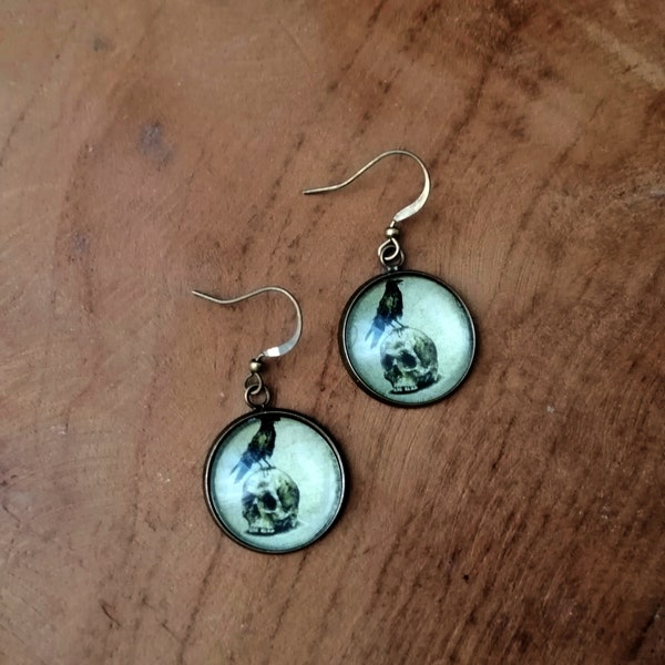 Boucles d'oreille cabochon gothique Tête de mort corbeau sur crane, bijoux Halloween