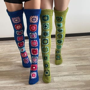 Calcetines hasta el muslo Calcetines Granny Square de crochet Calcetines largos y coloridos tejidos a mano LISTOS PARA ENVIAR