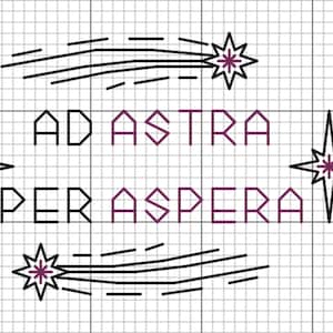 Può includere: Schema di punto croce in bianco e nero con il testo "Ad Astra Per Aspera" in viola. Lo schema presenta stelle e stelle cadenti.