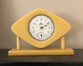 VINTAGE ART DECO butterscotch bakelite mantle clock 40s era