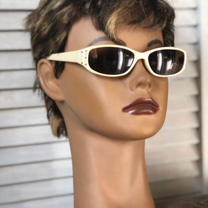Vintage  ladies sunglasses / ladies accessories / mod sunglasses / funky ivory retro eyeware