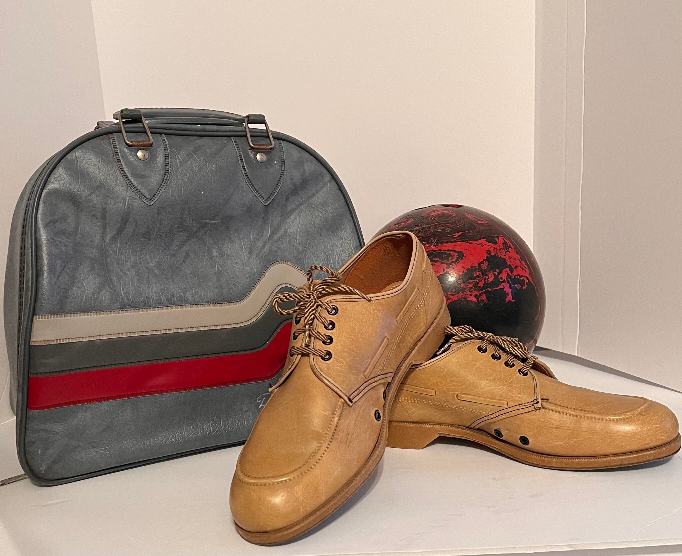 Vintage bowling bag with ball and shoes — Kitsch, please!