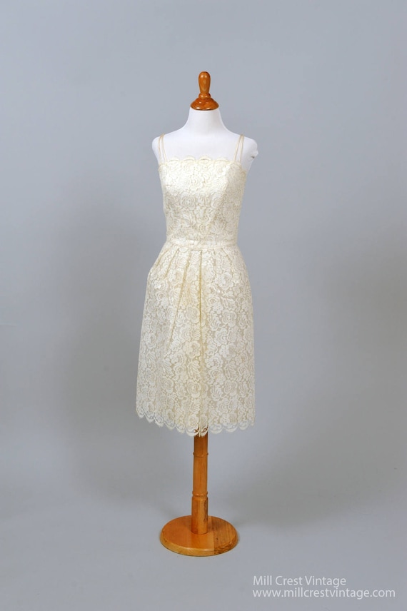 1960 Sweet Scalloped Vintage Wedding Dress