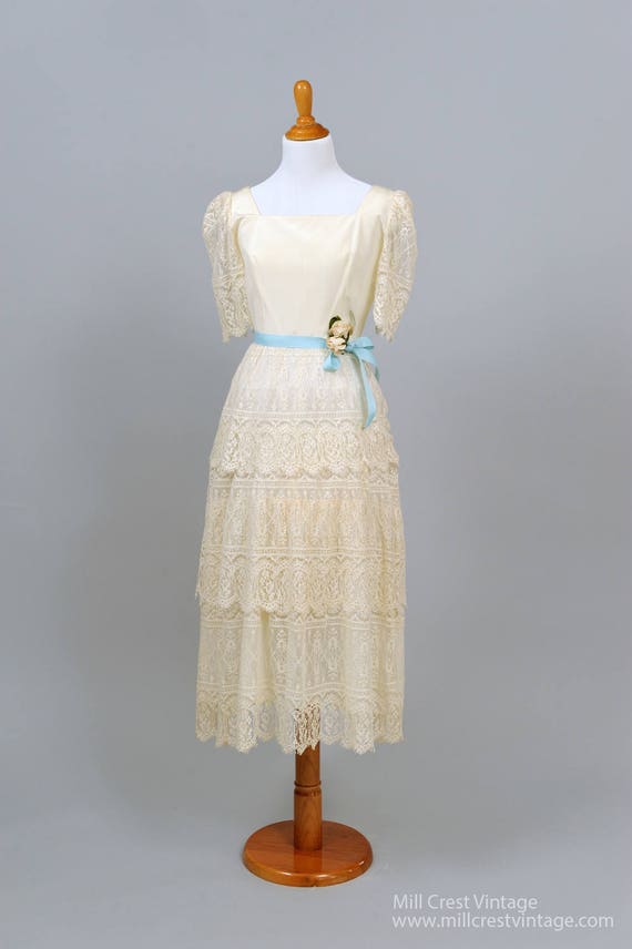 1970 Scalloped Lace Vintage Wedding Dress