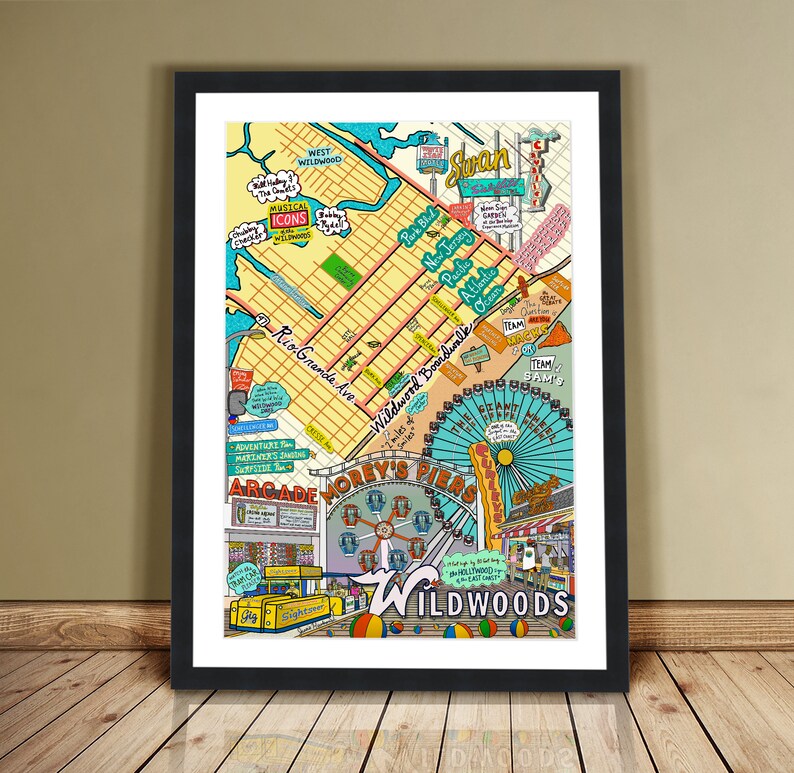 Może przedstawiać: Kolorowa, ilustrowana mapa Wildwood w stanie New Jersey, przedstawiająca takie punkty orientacyjne jak Morey's Piers, plaża i promenada. Mapa jest w czarnej ramie i ma styl vintage.