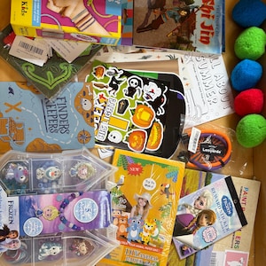 Boredom Buster-mysteriedoosjes voor kinderen! Bevat knutselitems, volledige knutselsets, toegevoegde stickerscènes, stickers en herbruikbare waterballonnen.
