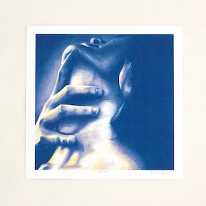 Puede incluir: Un dibujo azul y blanco de una mano sujetando el cuello de otra persona. El dibujo es de estilo realista y los colores son apagados.
