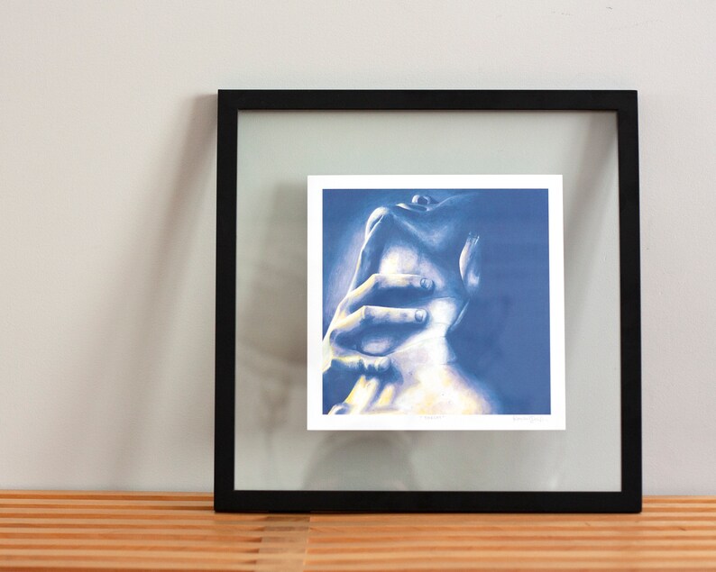 Puede incluir: Una impresi&oacute;n enmarcada de un dibujo azul y blanco de una mano sosteniendo el cuello.