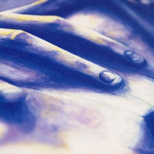 Puede incluir: Primer plano de una pintura abstracta azul y morada sobre un fondo blanco. La pintura tiene un aspecto texturizado y recuerda a un paisaje.