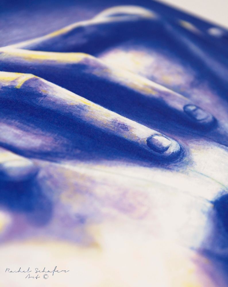 Puede incluir: Primer plano de una pintura abstracta azul y morada sobre un fondo blanco. La pintura tiene un aspecto texturizado y recuerda a un paisaje.