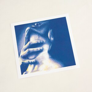 Puede incluir: Un dibujo azul y blanco de una mano sujetando el cuello de otra persona. El dibujo es de estilo realista y los colores son apagados.
