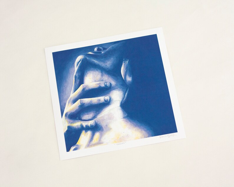 Puede incluir: Un dibujo azul y blanco de una mano sujetando el cuello de otra persona. El dibujo es de estilo realista y los colores son apagados.