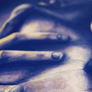 Puede incluir: Primer plano de una mano con un tono azul y morado, los dedos est&aacute;n ligeramente curvados y la piel tiene una apariencia suave y texturizada.