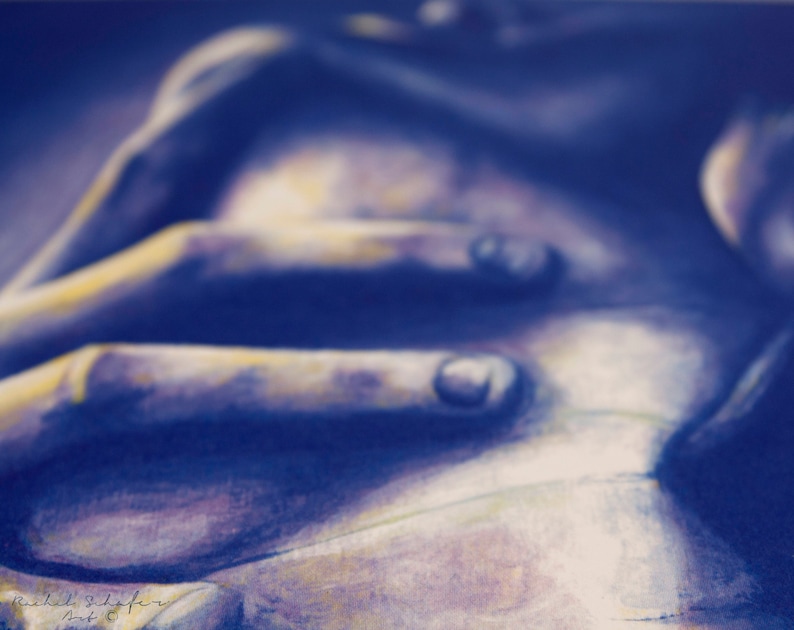 Puede incluir: Primer plano de una mano con un tono azul y morado, los dedos est&aacute;n ligeramente curvados y la piel tiene una apariencia suave y texturizada.
