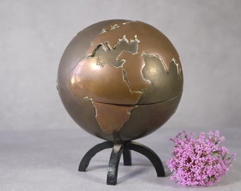 Globe du monde en cuivre et en laiton sur une base en acier / Français carte du monde vintage des années 1950 du milieu du siècle / sculpture de globe terrestre fabriquée à la main