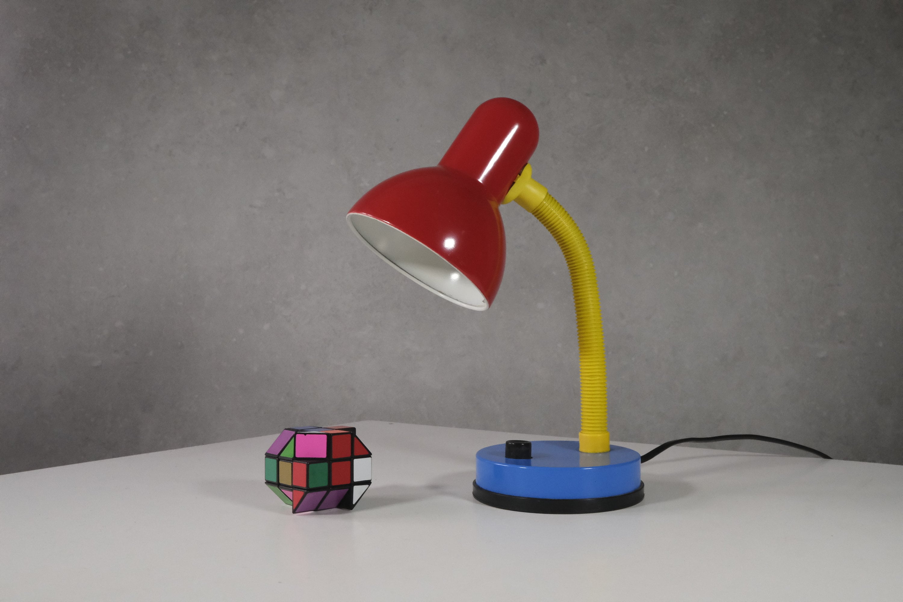 lampe de bureau vintage col cygne, bleu, rouge et jaune, lampe la fin des années 80 à 90, nostalgie rentrée scolaire