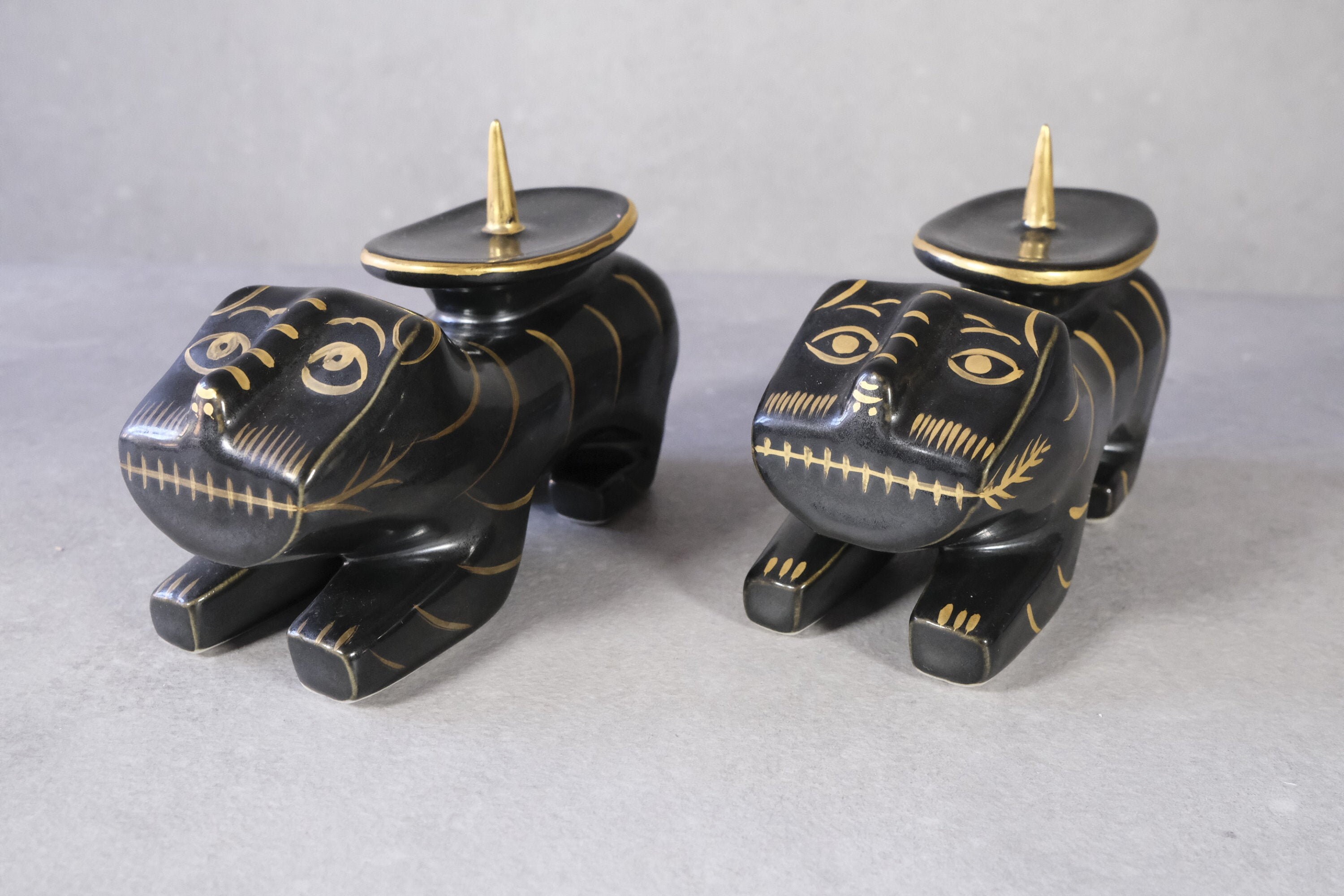 Bougeoirs en Lion Porcelaine/Paire de Bougeoirs Figuraux Céramique Asiatique Noir &or Années 1980