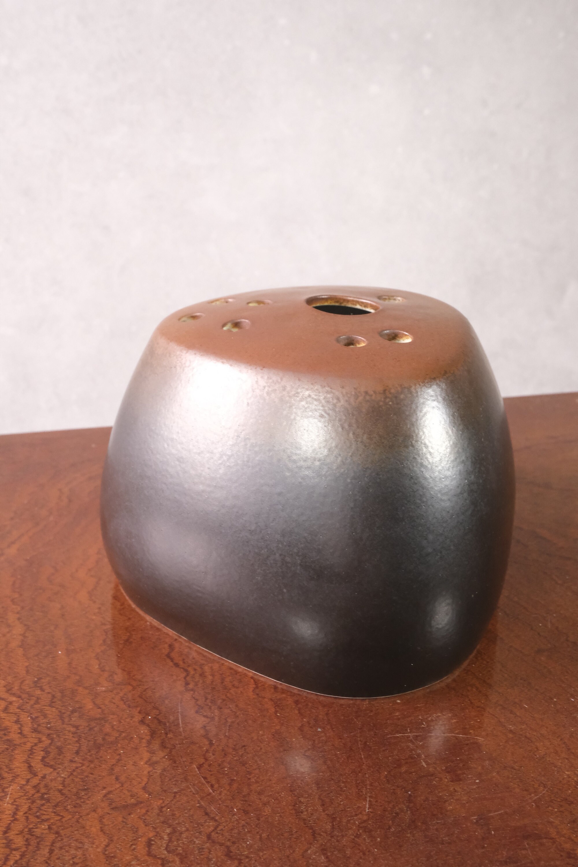 Vase en Porcelaine Emaillée Virebent. Buchholtz, Mohy ?